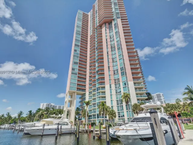 2-bedroom condo for sale in Aventura - 3370 Hidden Bay Dr 812 - MondialRealty