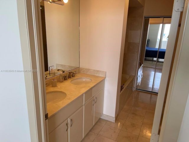 Apartment for rent  Unit #3404 - photo 7501964