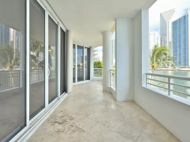 2-bedroom condo for rent in Miami - 848 Brickell Key Dr 306 - MondialRealty