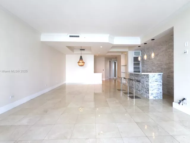 2-bedroom condo for rent in Miami - 848 Brickell Key Dr 306 - MondialRealty