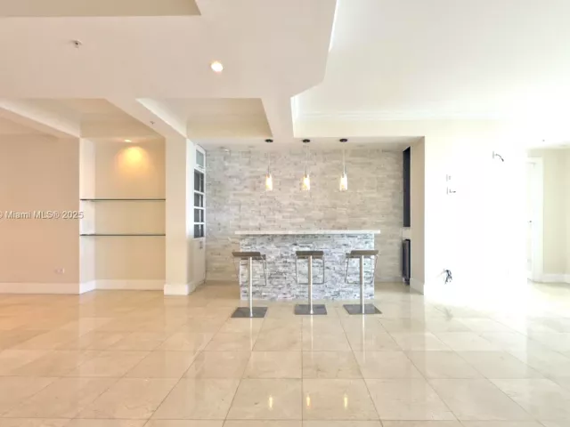 2-bedroom condo for rent in Miami - 848 Brickell Key Dr 306 - MondialRealty