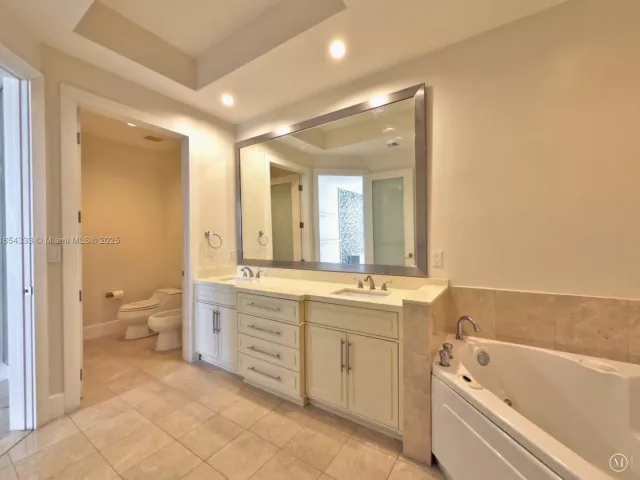 2-bedroom condo for rent in Miami - 848 Brickell Key Dr 306 - MondialRealty