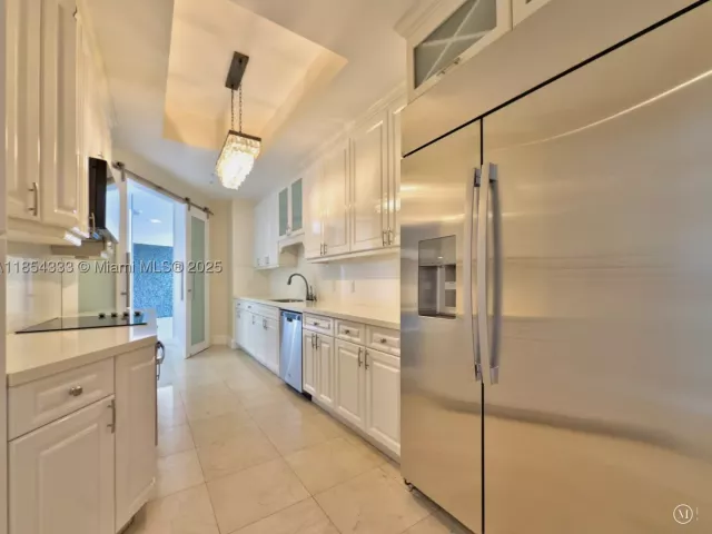2-bedroom condo for rent in Miami - 848 Brickell Key Dr 306 - MondialRealty