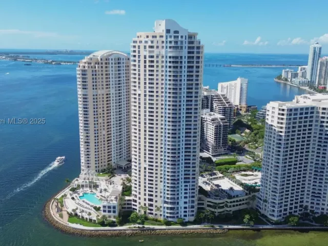2-bedroom condo for rent in Miami - 848 Brickell Key Dr 306 - MondialRealty