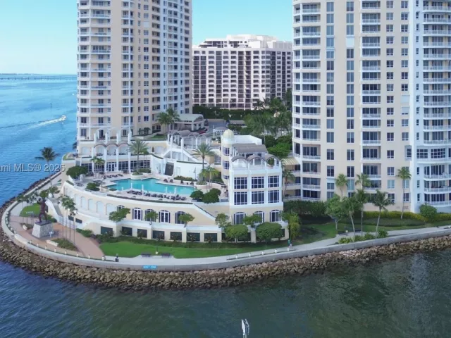2-bedroom condo for rent in Miami - 848 Brickell Key Dr 306 - MondialRealty