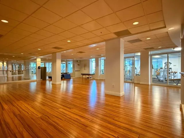 2-bedroom condo for rent in Miami - 848 Brickell Key Dr 306 - MondialRealty