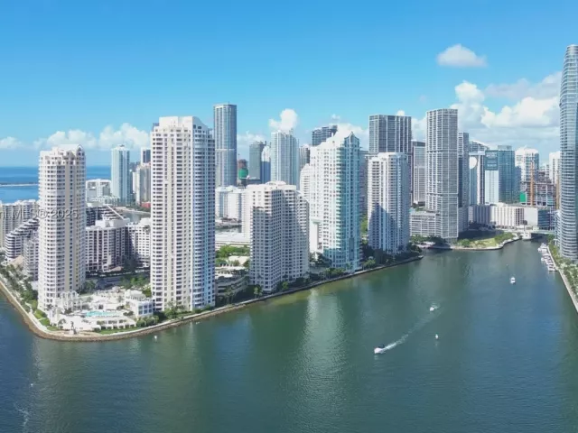 2-bedroom condo for rent in Miami - 848 Brickell Key Dr 306 - MondialRealty