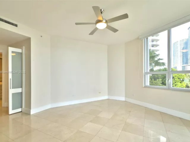2-bedroom condo for rent in Miami - 848 Brickell Key Dr 306 - MondialRealty
