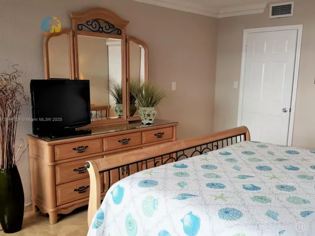 2-bedroom condo for sale in Miami Beach - 5225 Collins Ave 510 - MondialRealty