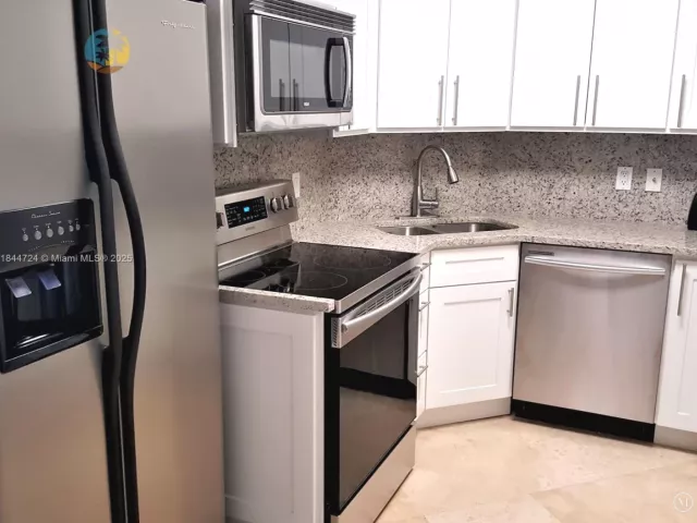 2-bedroom condo for sale in Miami Beach - 5225 Collins Ave 510 - MondialRealty