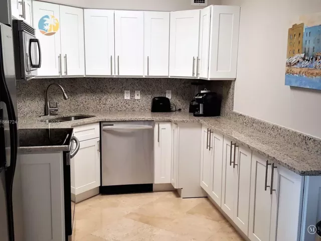 2-bedroom condo for sale in Miami Beach - 5225 Collins Ave 510 - MondialRealty