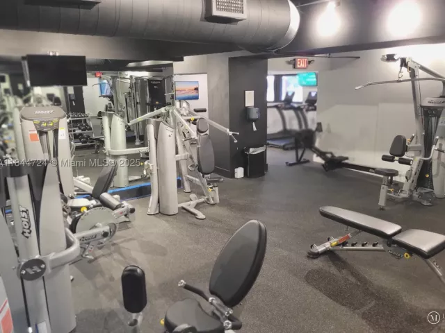 2-bedroom condo for sale in Miami Beach - 5225 Collins Ave 510 - MondialRealty