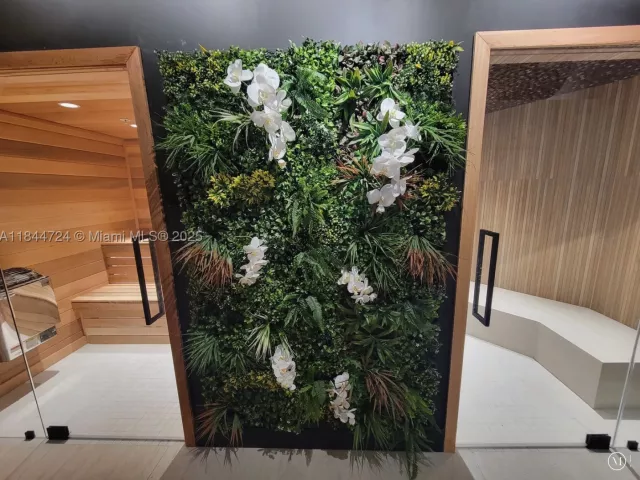 2-bedroom condo for sale in Miami Beach - 5225 Collins Ave 510 - MondialRealty