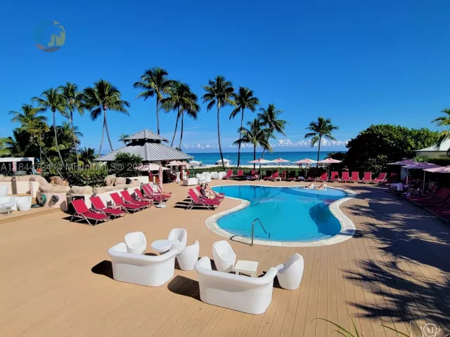 2-bedroom condo for sale in Miami Beach - 5225 Collins Ave 510 - MondialRealty