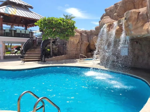 2-bedroom condo for sale in Miami Beach - 5225 Collins Ave 510 - MondialRealty