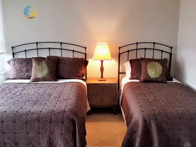 2-bedroom condo for sale in Miami Beach - 5225 Collins Ave 510 - MondialRealty