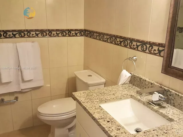 2-bedroom condo for sale in Miami Beach - 5225 Collins Ave 510 - MondialRealty