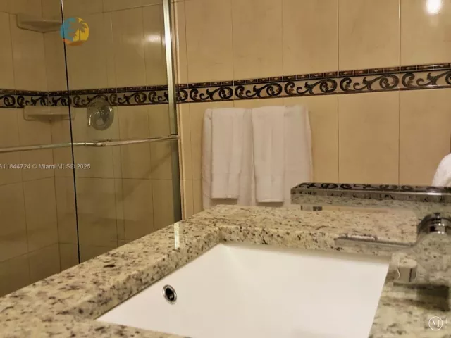 2-bedroom condo for sale in Miami Beach - 5225 Collins Ave 510 - MondialRealty