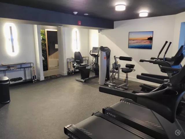 2-bedroom condo for sale in Miami Beach - 5225 Collins Ave 510 - MondialRealty