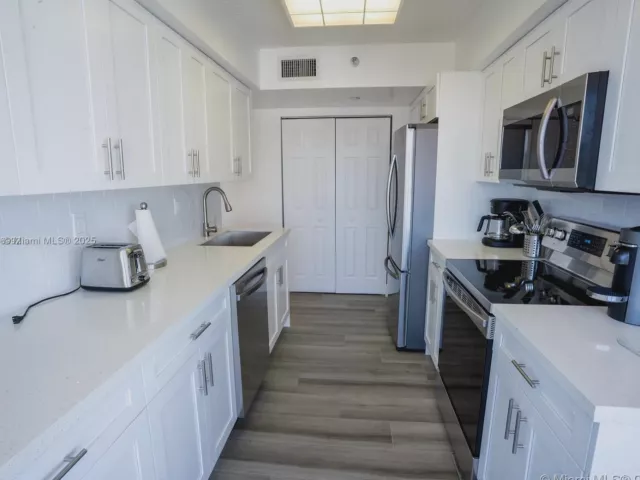 2-bedroom condo for sale in Aventura - 3530 Mystic Pointe Dr 2509 - MondialRealty