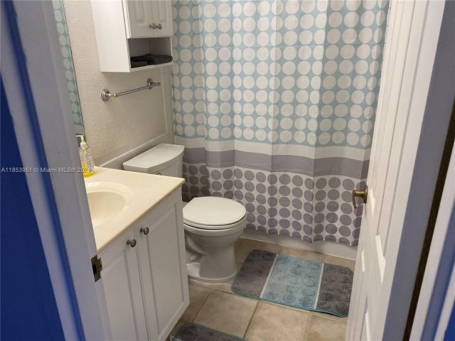 1-bedroom condo for rent in Hollywood - 2501 S Ocean Dr 828 - MondialRealty