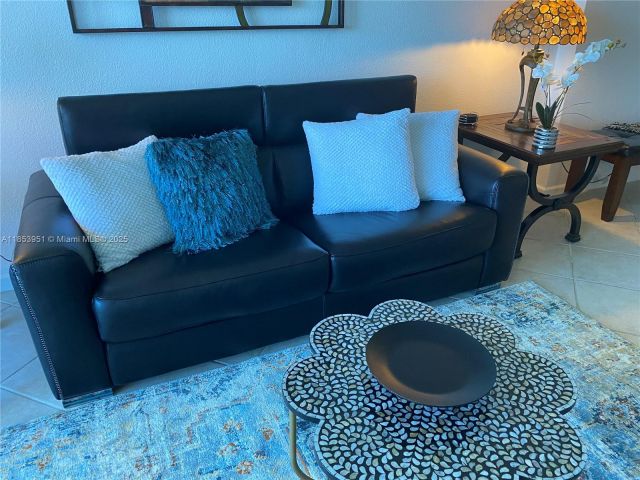 1-bedroom condo for rent in Hollywood - 2501 S Ocean Dr 828 - MondialRealty