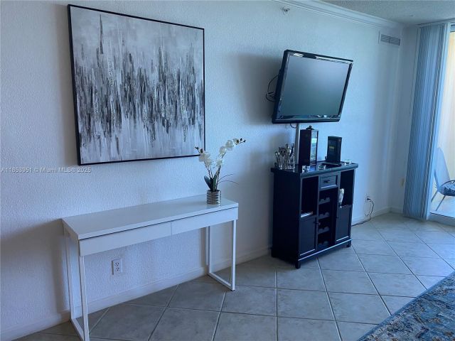 1-bedroom condo for rent in Hollywood - 2501 S Ocean Dr 828 - MondialRealty