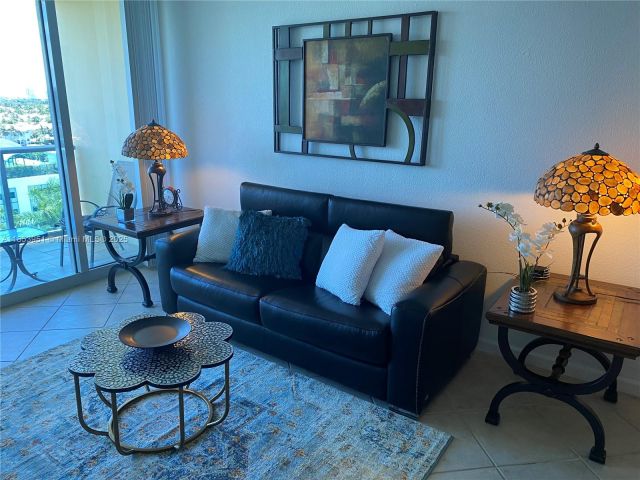 1-bedroom condo for rent in Hollywood - 2501 S Ocean Dr 828 - MondialRealty