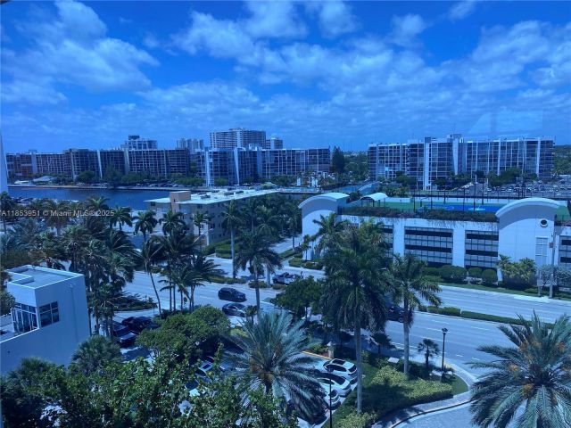 1-bedroom condo for rent in Hollywood - 2501 S Ocean Dr 828 - MondialRealty