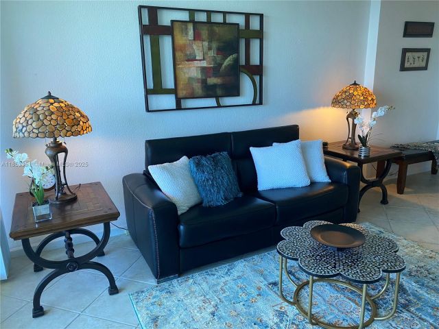 1-bedroom condo for rent in Hollywood - 2501 S Ocean Dr 828 - MondialRealty