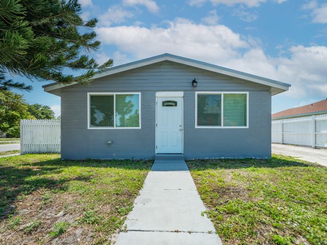 Home for rent at 602 NW 1st Street - photo 6392065