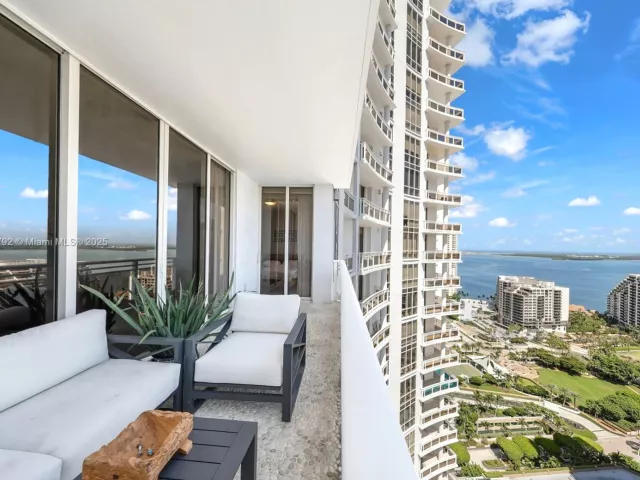 1-bedroom condo for sale in Miami - 901 Brickell Key Blvd 3002 - MondialRealty