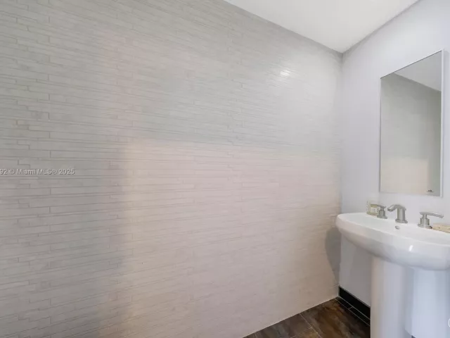 1-bedroom condo for sale in Miami - 901 Brickell Key Blvd 3002 - MondialRealty