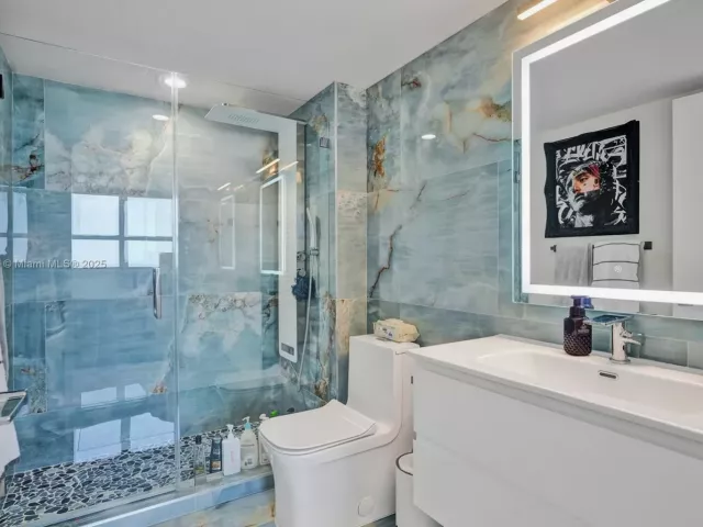 3-bedroom condo for sale in Miami Beach - 650 West Ave 1408 - MondialRealty