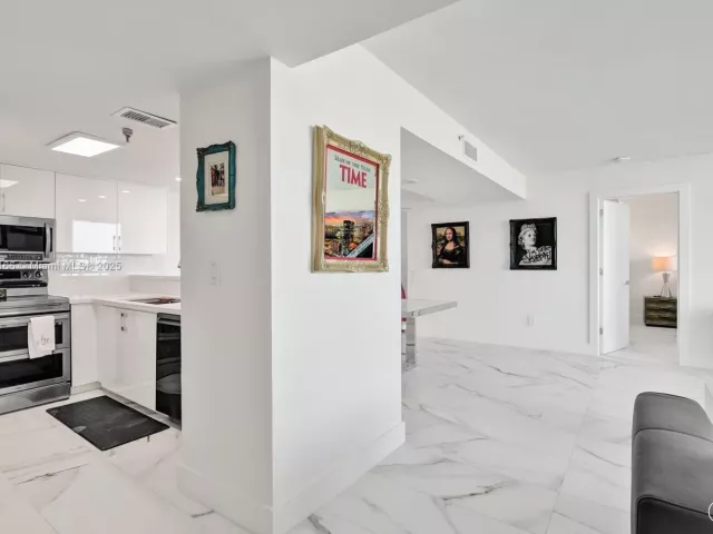 3-bedroom condo for sale in Miami Beach - 650 West Ave 1408 - MondialRealty