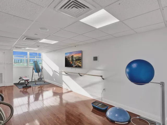 3-bedroom condo for sale in Miami Beach - 650 West Ave 1408 - MondialRealty