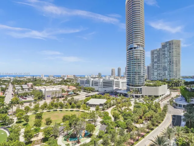 3-bedroom condo for sale in Miami Beach - 650 West Ave 1408 - MondialRealty