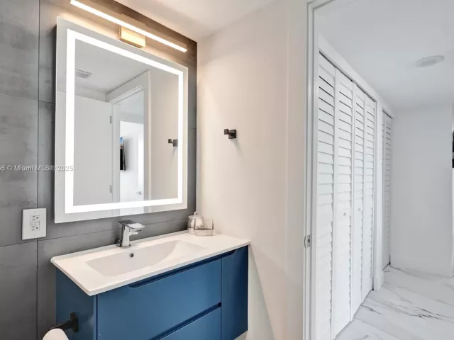 3-bedroom condo for sale in Miami Beach - 650 West Ave 1408 - MondialRealty