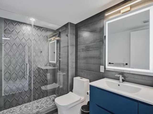 3-bedroom condo for sale in Miami Beach - 650 West Ave 1408 - MondialRealty