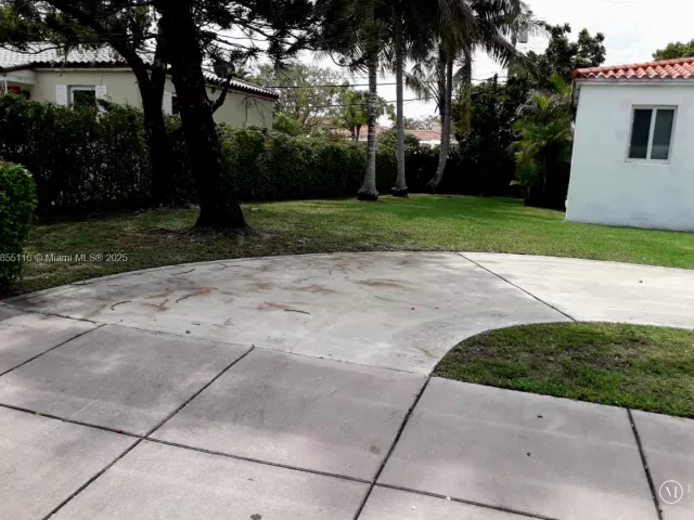 3-bedroom home for sale in Coral Gables - 702 Boabadilla St - MondialRealty