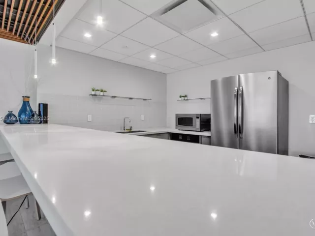 2-bedroom condo for sale in Miami Beach - 1800 Sunset Harbour Dr 1003 - MondialRealty