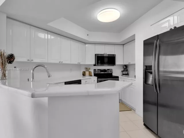 2-bedroom condo for sale in Miami Beach - 1800 Sunset Harbour Dr 1003 - MondialRealty