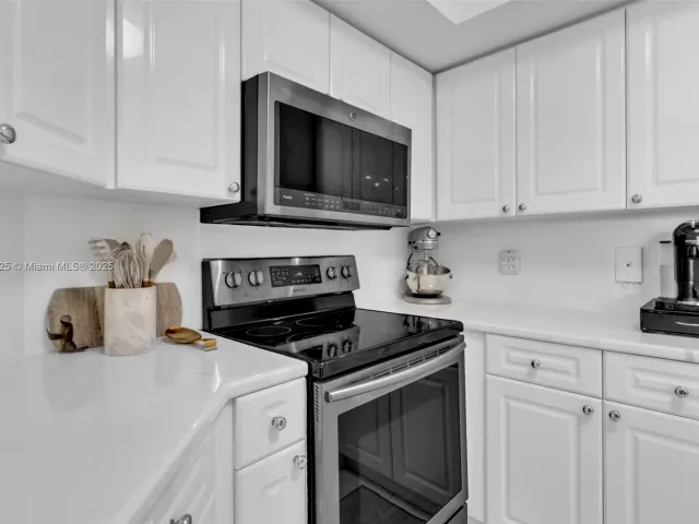 2-bedroom condo for sale in Miami Beach - 1800 Sunset Harbour Dr 1003 - MondialRealty