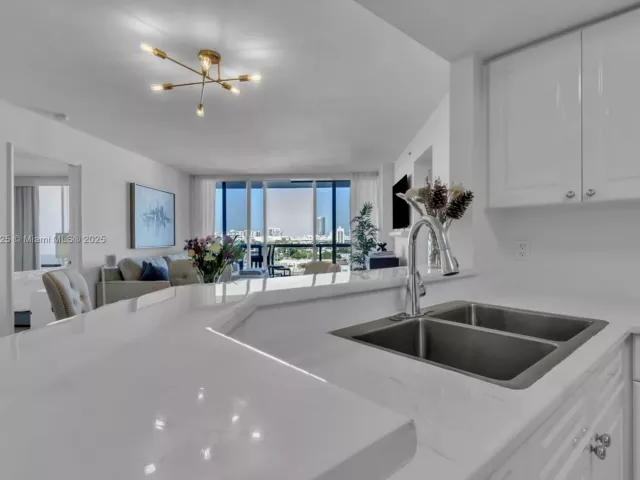 2-bedroom condo for sale in Miami Beach - 1800 Sunset Harbour Dr 1003 - MondialRealty