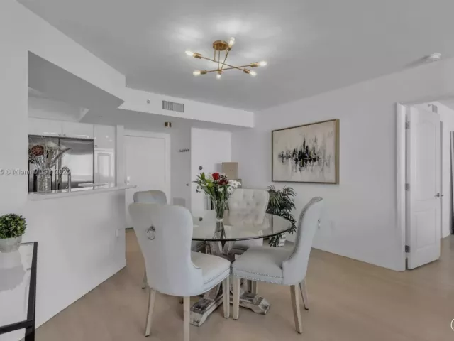 2-bedroom condo for sale in Miami Beach - 1800 Sunset Harbour Dr 1003 - MondialRealty