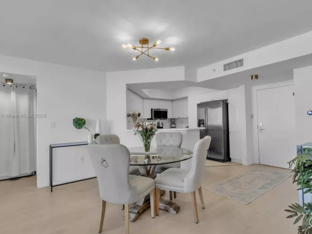 2-bedroom condo for sale in Miami Beach - 1800 Sunset Harbour Dr 1003 - MondialRealty