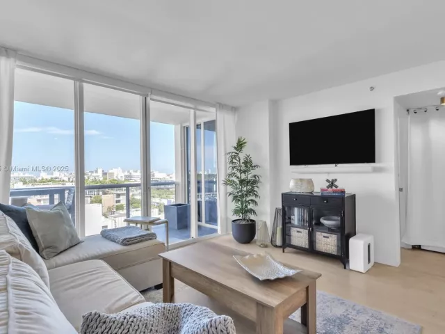 2-bedroom condo for sale in Miami Beach - 1800 Sunset Harbour Dr 1003 - MondialRealty