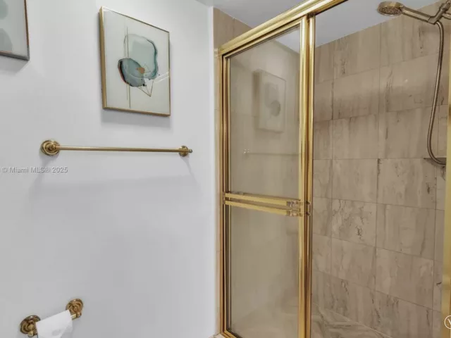 2-bedroom condo for sale in Miami Beach - 1800 Sunset Harbour Dr 1003 - MondialRealty