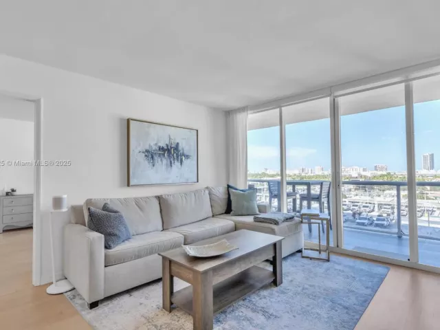 2-bedroom condo for sale in Miami Beach - 1800 Sunset Harbour Dr 1003 - MondialRealty