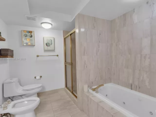 2-bedroom condo for sale in Miami Beach - 1800 Sunset Harbour Dr 1003 - MondialRealty